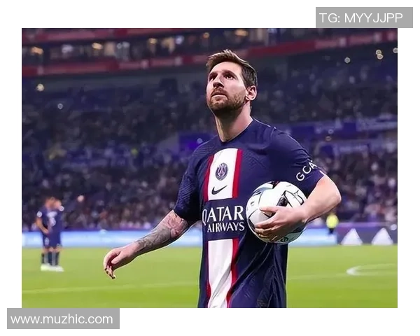 足球巨星凝视自我球星卡时的独特情感与荣耀瞬间